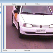 tela de avaliação do banco de fotos gerado, ao centro a imagem de carro branco, à esquerda os dados do banco e da infração.